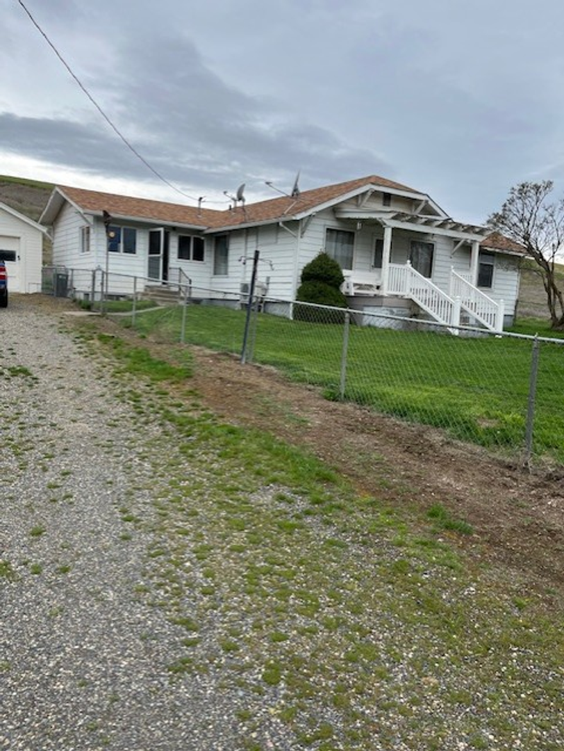 Helix House: 41876 Holdman Rd