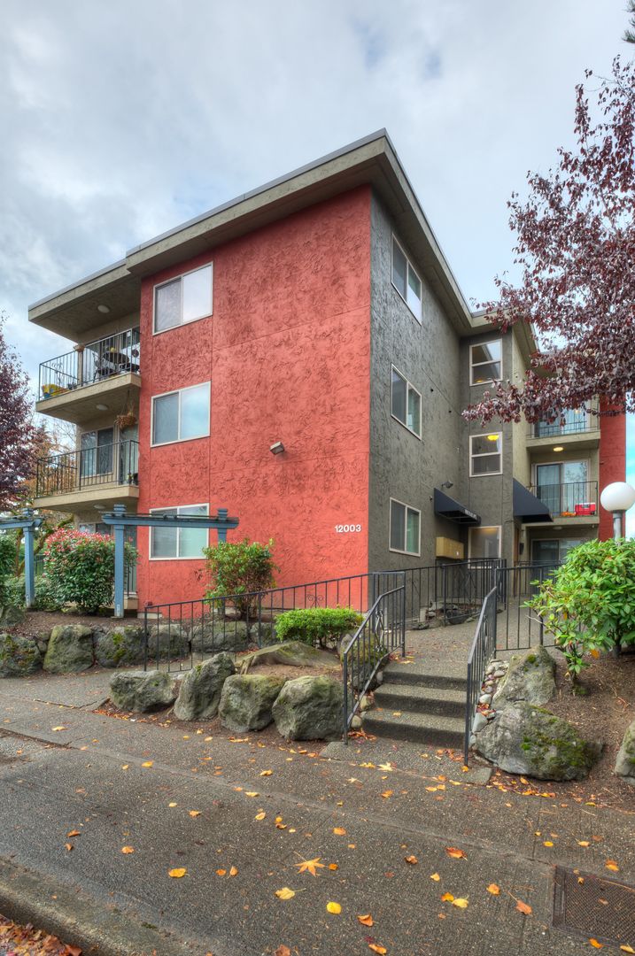 Seattle Apartment: 12003 15th Ave. N.E.