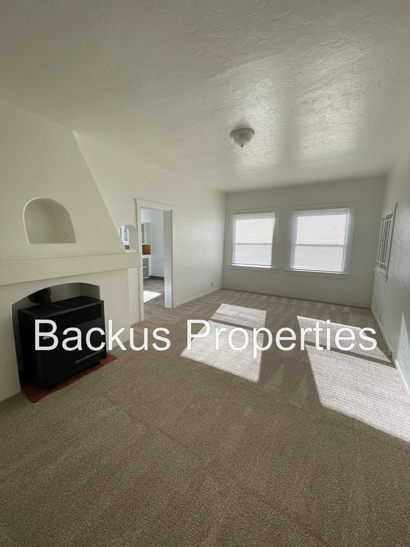 Salinas Apartment: 73 West St.