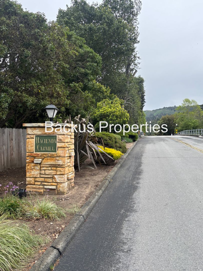Carmel House: 194 Hacienda Carmel