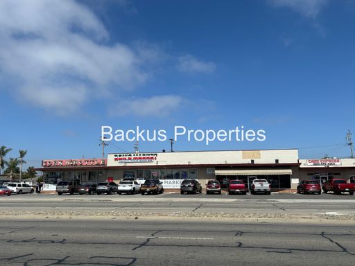 Prime retail or office space in high traffic plaza in North Salinas – photo 1