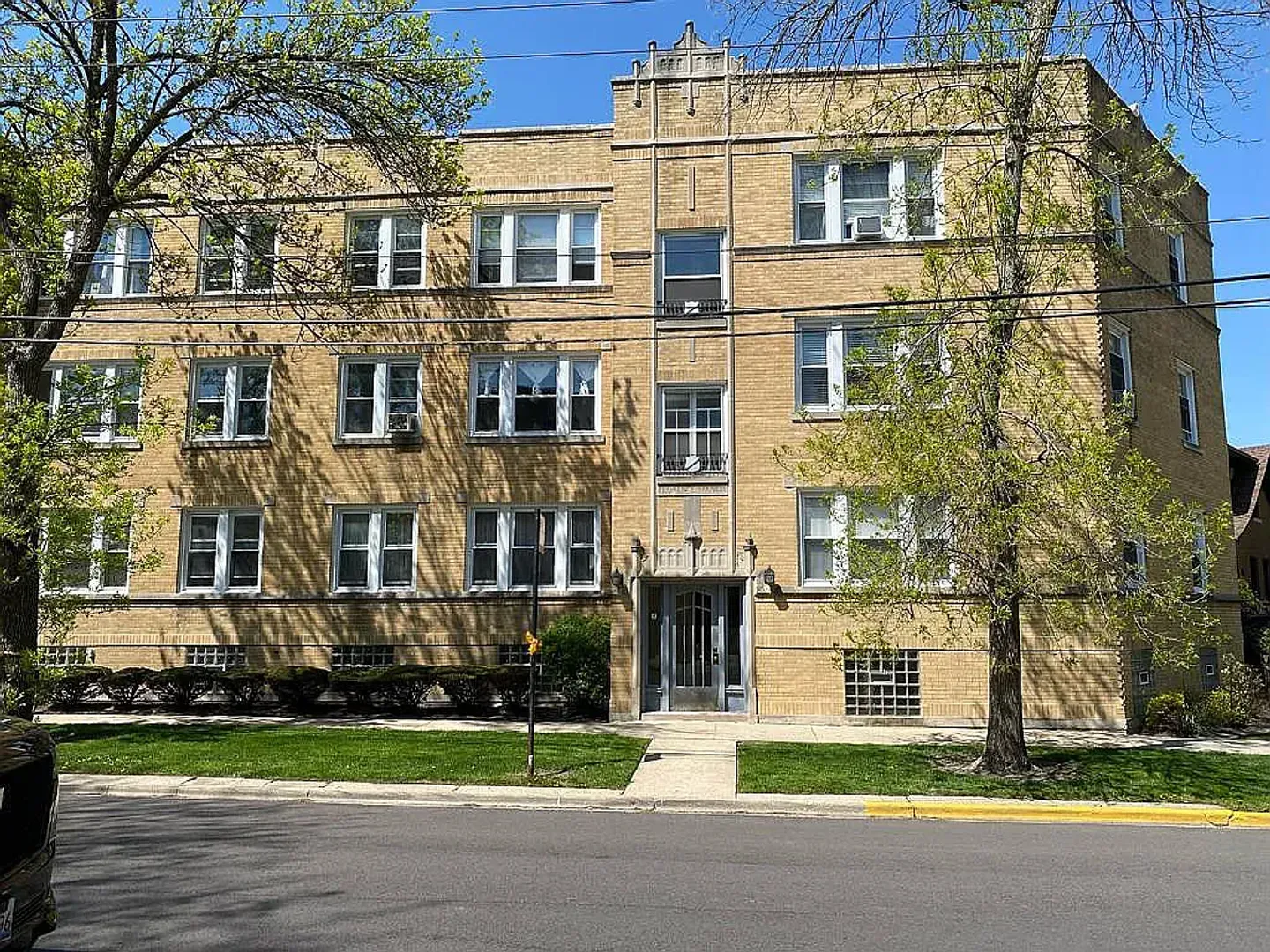 Chicago Apartment: 6866-6882 N. Overhill Avenue