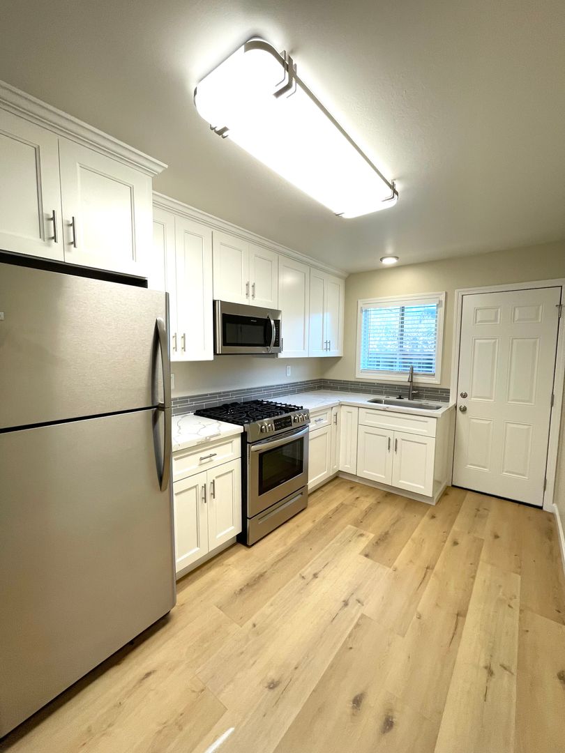 Mountain View Apartment: 1977 Plymouth Street