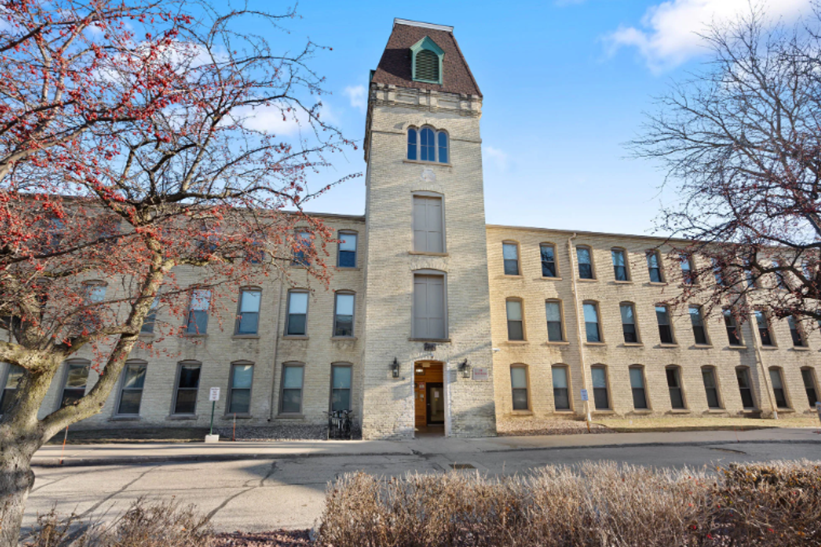 Janesville Apartment: 222 N Franklin