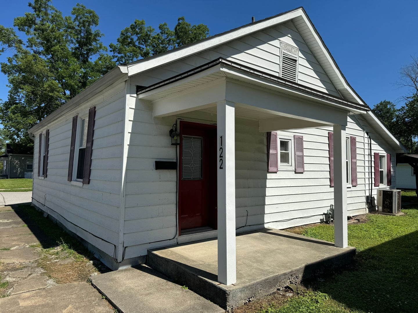 Mascoutah House: 122 East State St