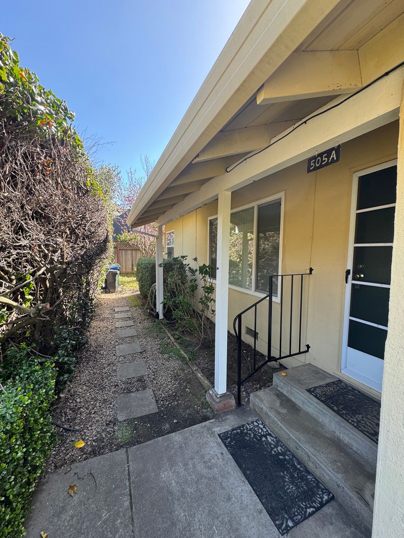 Capitola Apartment: Pine Street