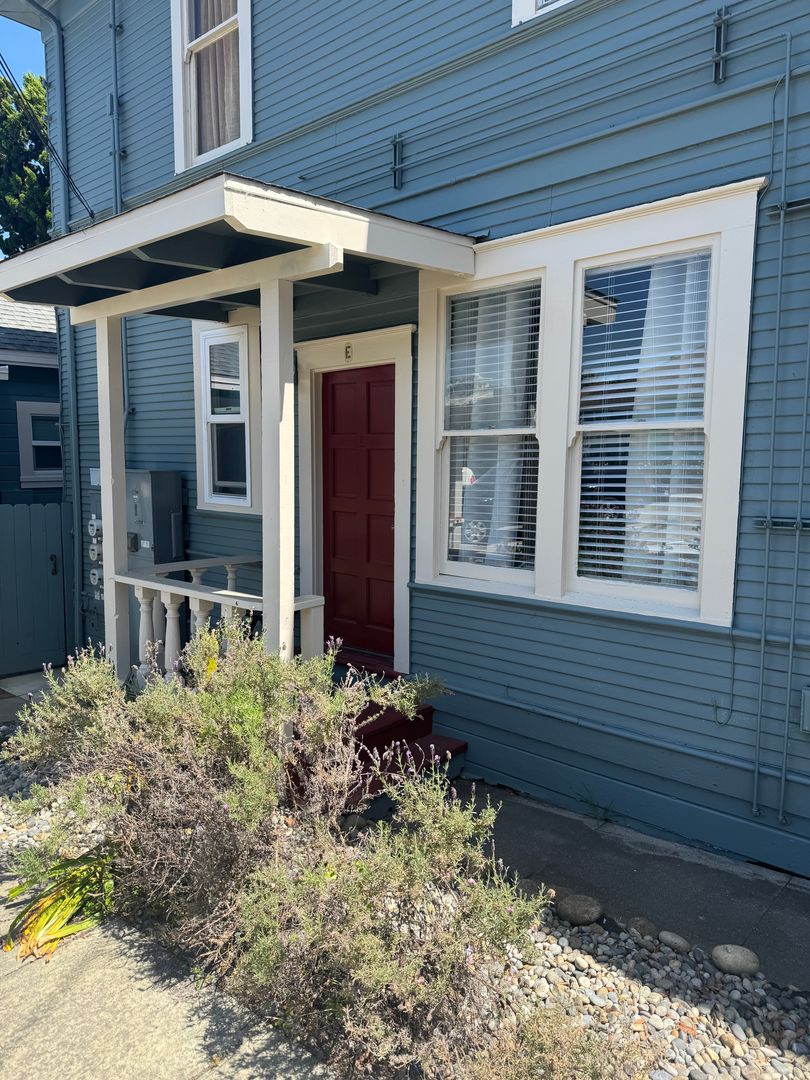 Santa Cruz Apartment: 318 Cliff St.