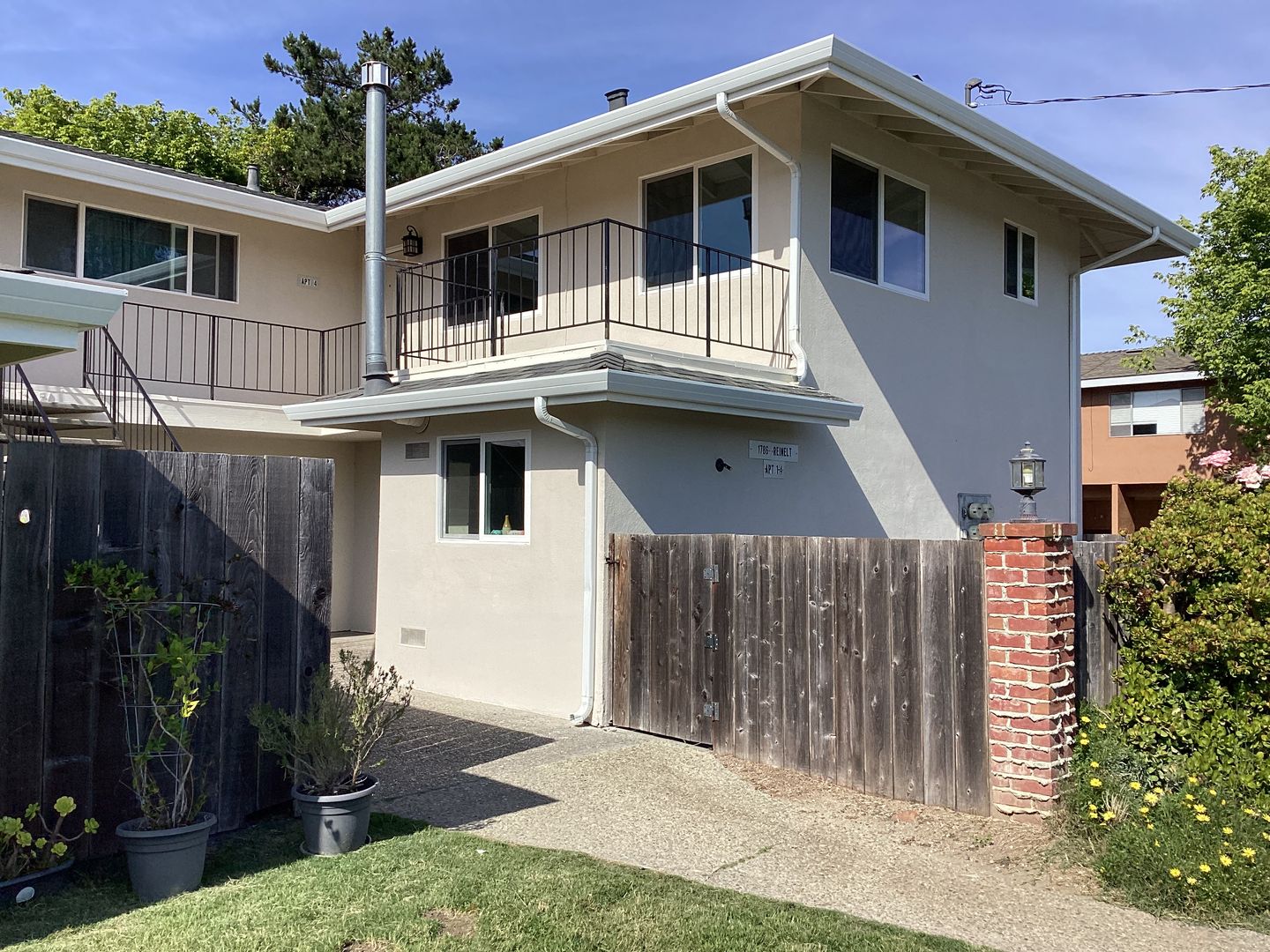 Santa Cruz Apartment: 1786 Reinelt Avenue