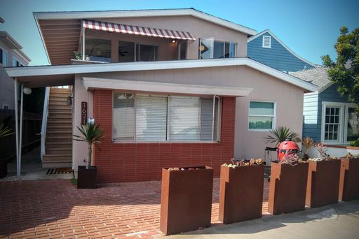 Mid-Century Modern upper unit in Triplex on Peninsula Point – photo 1