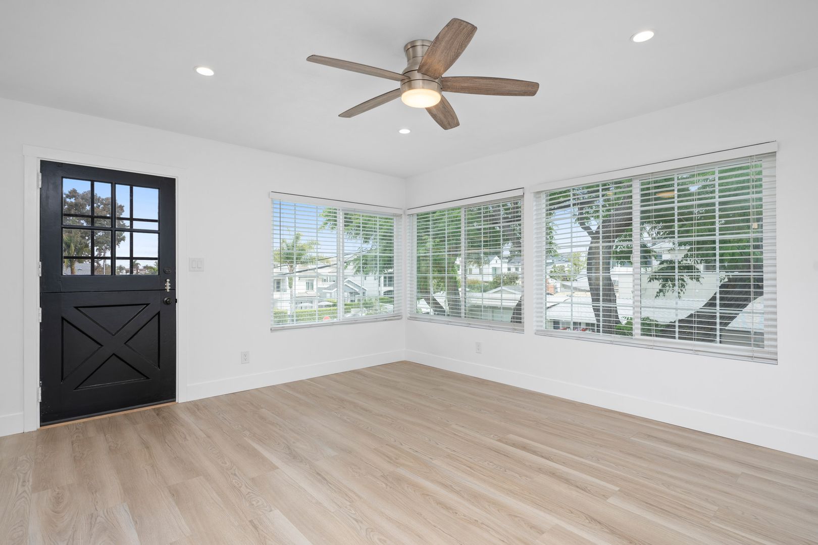 Corona Del Mar Apartment: 520 Poinsettia Ave.