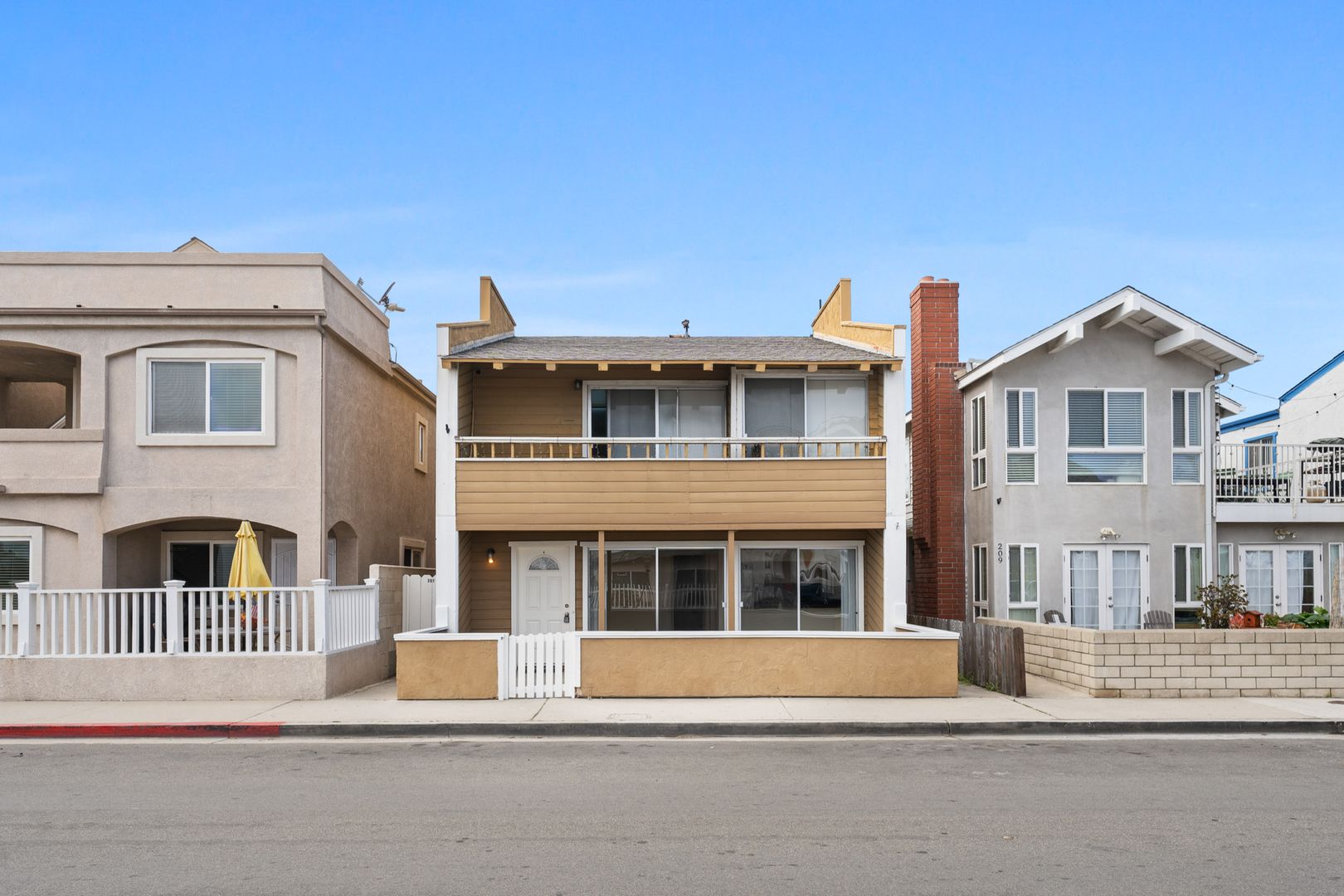 Newport Beach Apartment: 207 Orange St.