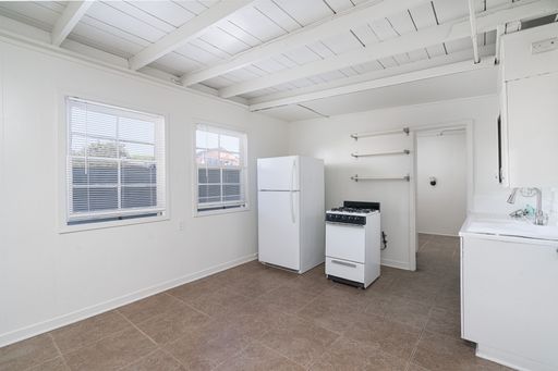 CHARMING STUDIO JUST STEPS FROM THE SAND
