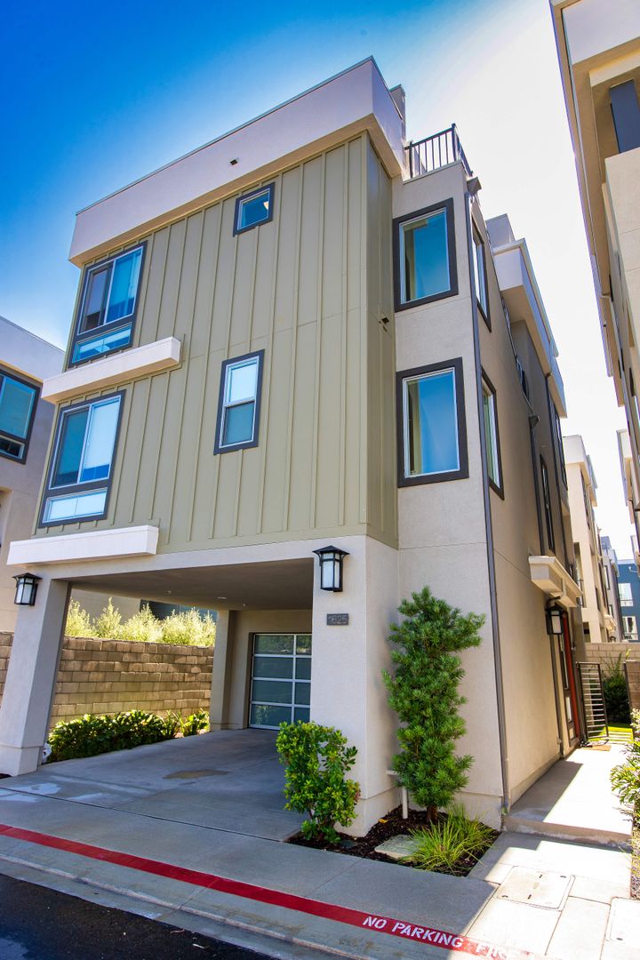 Costa Mesa House: 1625 Hampton Dr