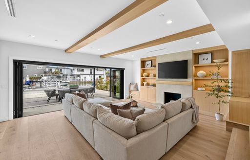 Exquisite Remodeled Bayfront Home for 12-Month Lease – photo 1