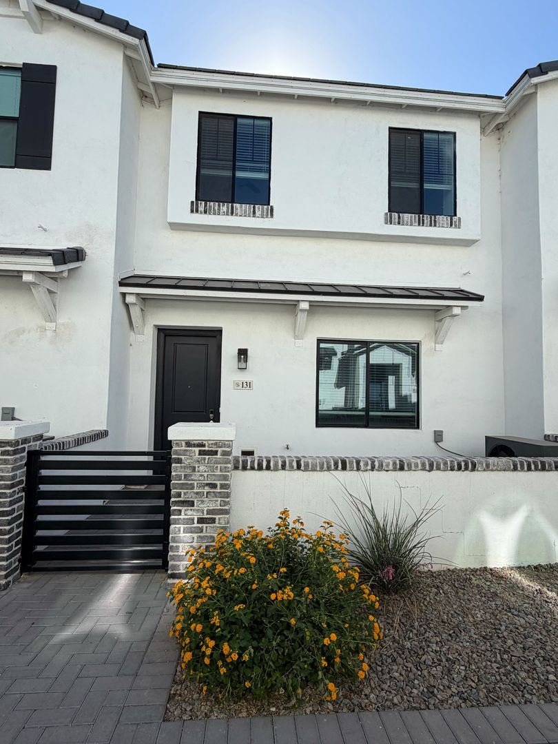 Mesa House: 3230 E Thomas Rd