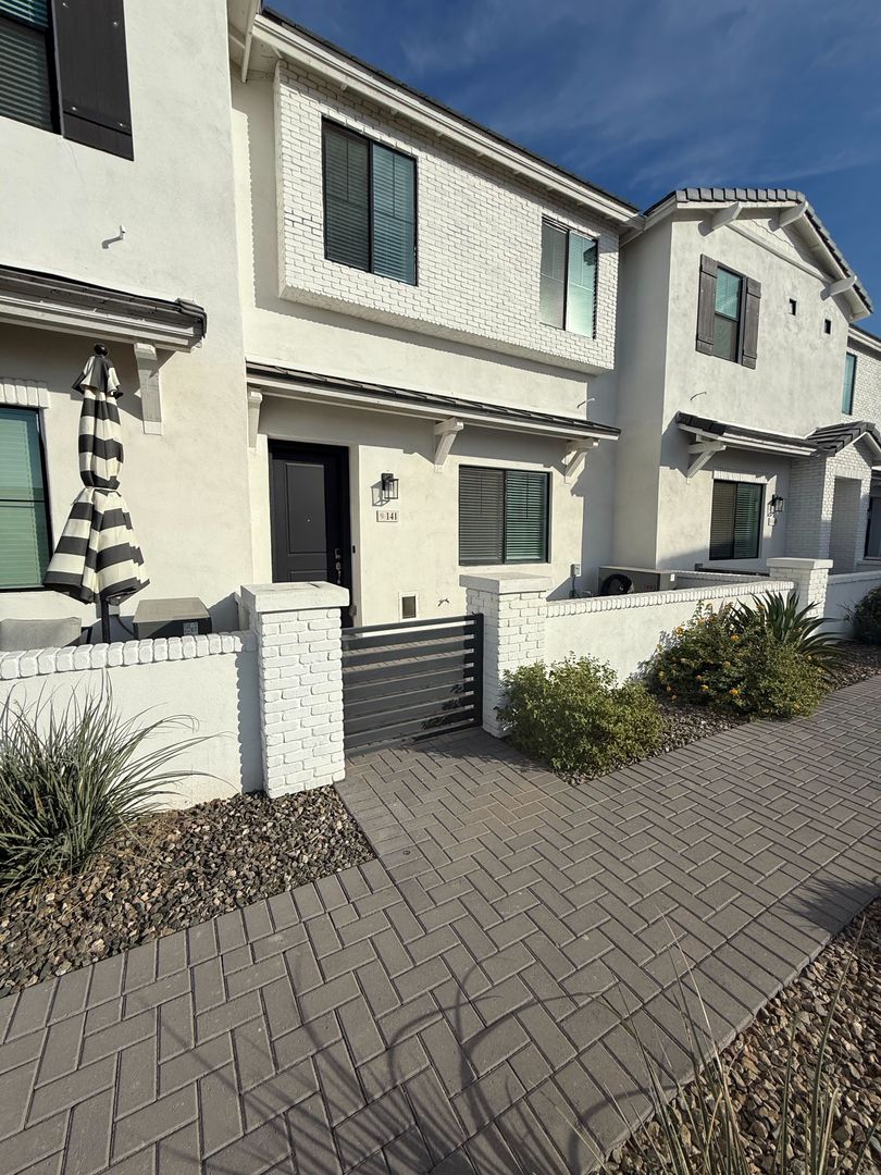 Mesa House: 3230 E Thomas Rd