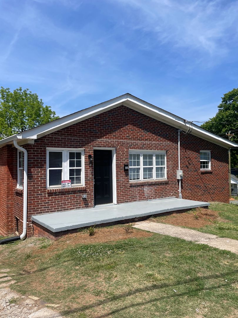 WINSTON-SALEM House: 122 DELLABROOK ROAD