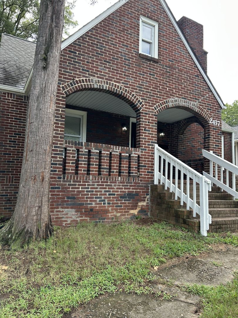 WINSTON-SALEM House: 2437 N PATTERSON AVENUE