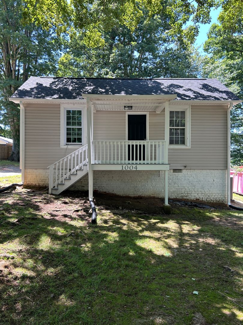 WINSTON-SALEM House: 1004 CAYUGA STREET