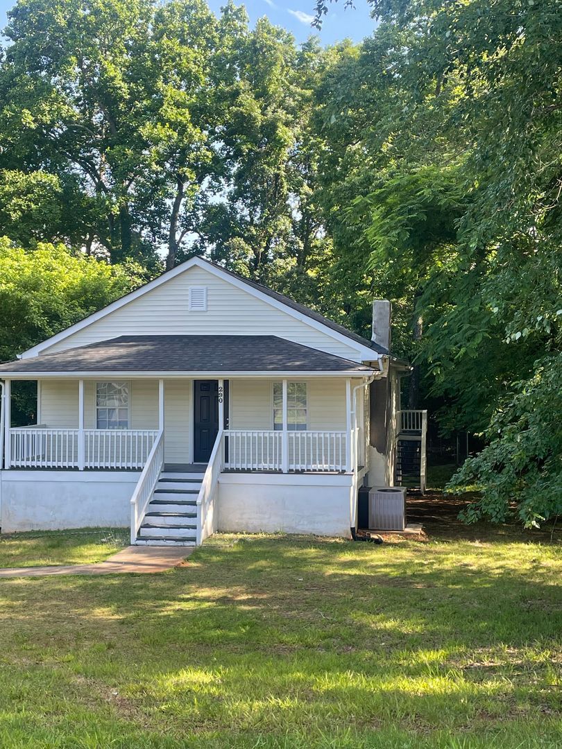 WINSTON-SALEM House: 290 HIALEAH CT