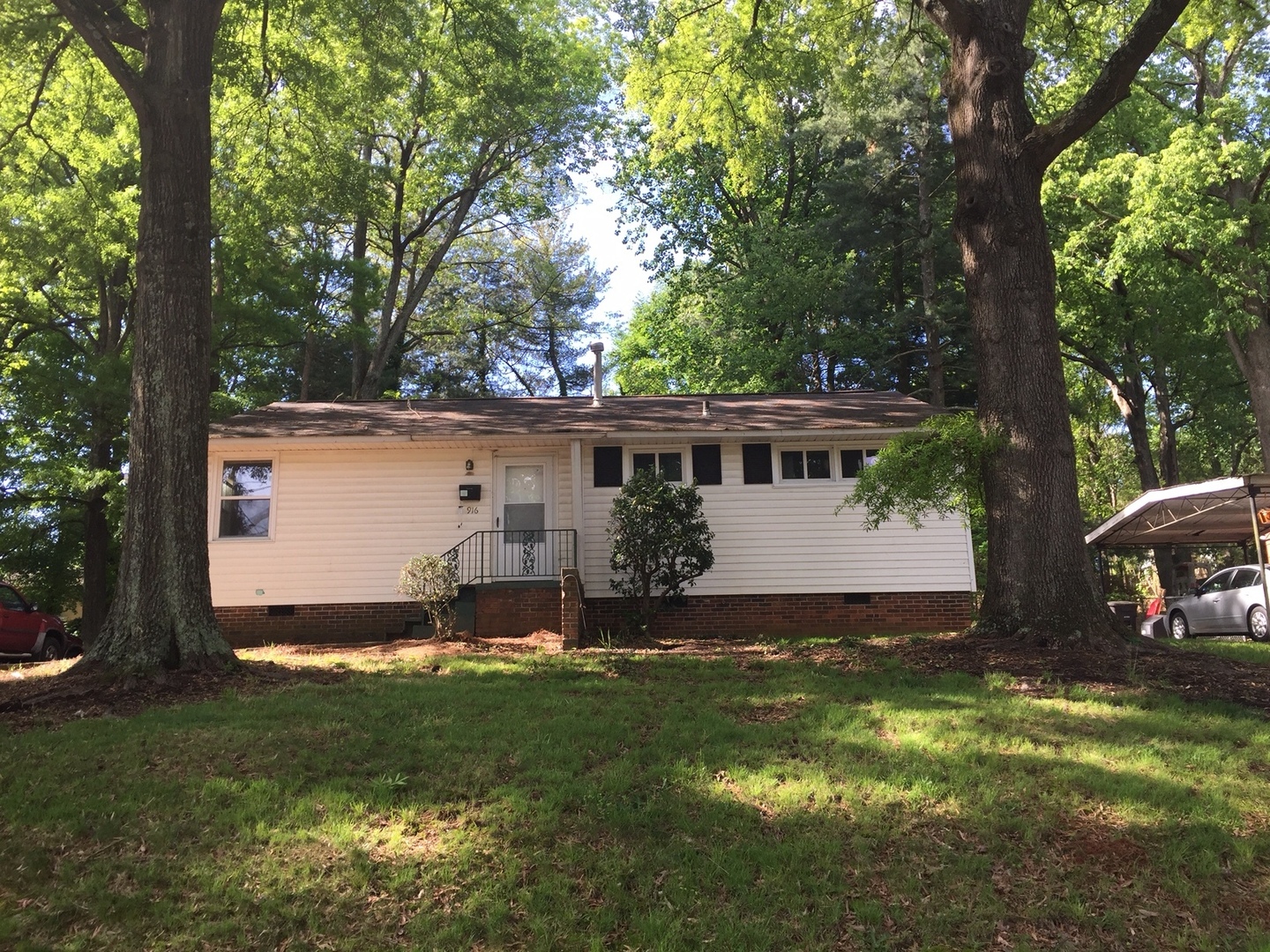 WINSTON-SALEM House: 916 CLOISTER DR