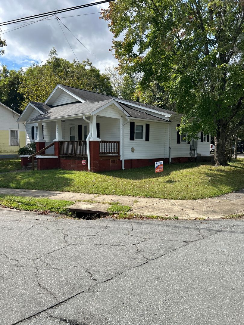 WINSTON-SALEM House: 1800 LONGVIEW DRIVE