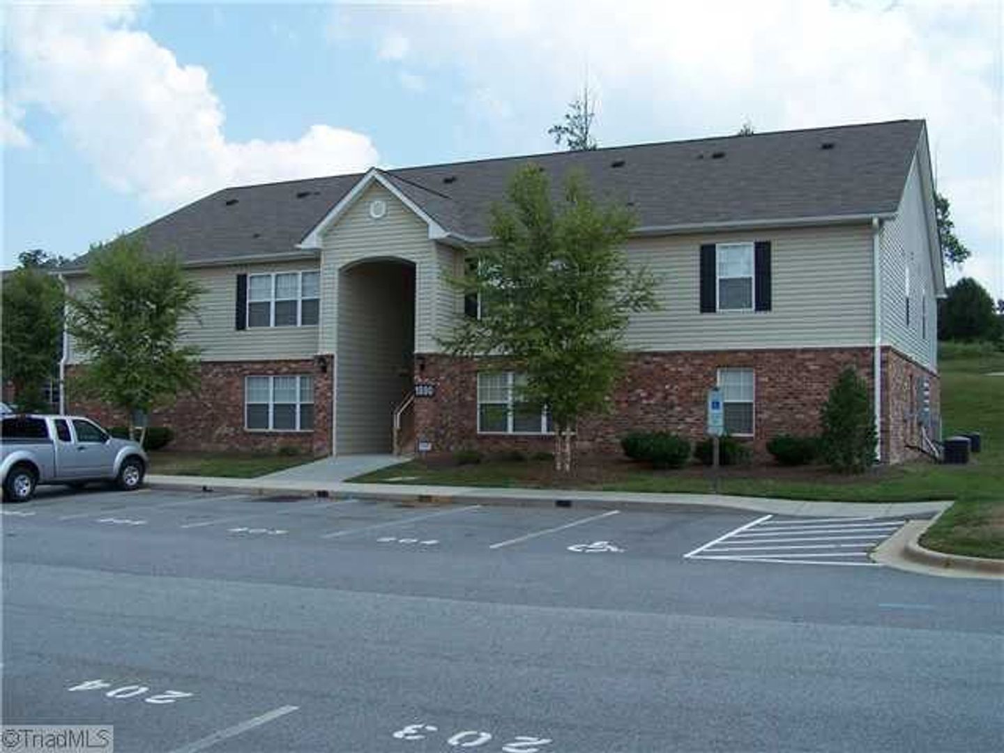 WINSTON-SALEM Condo: 1880 CREST HOLLOW DR