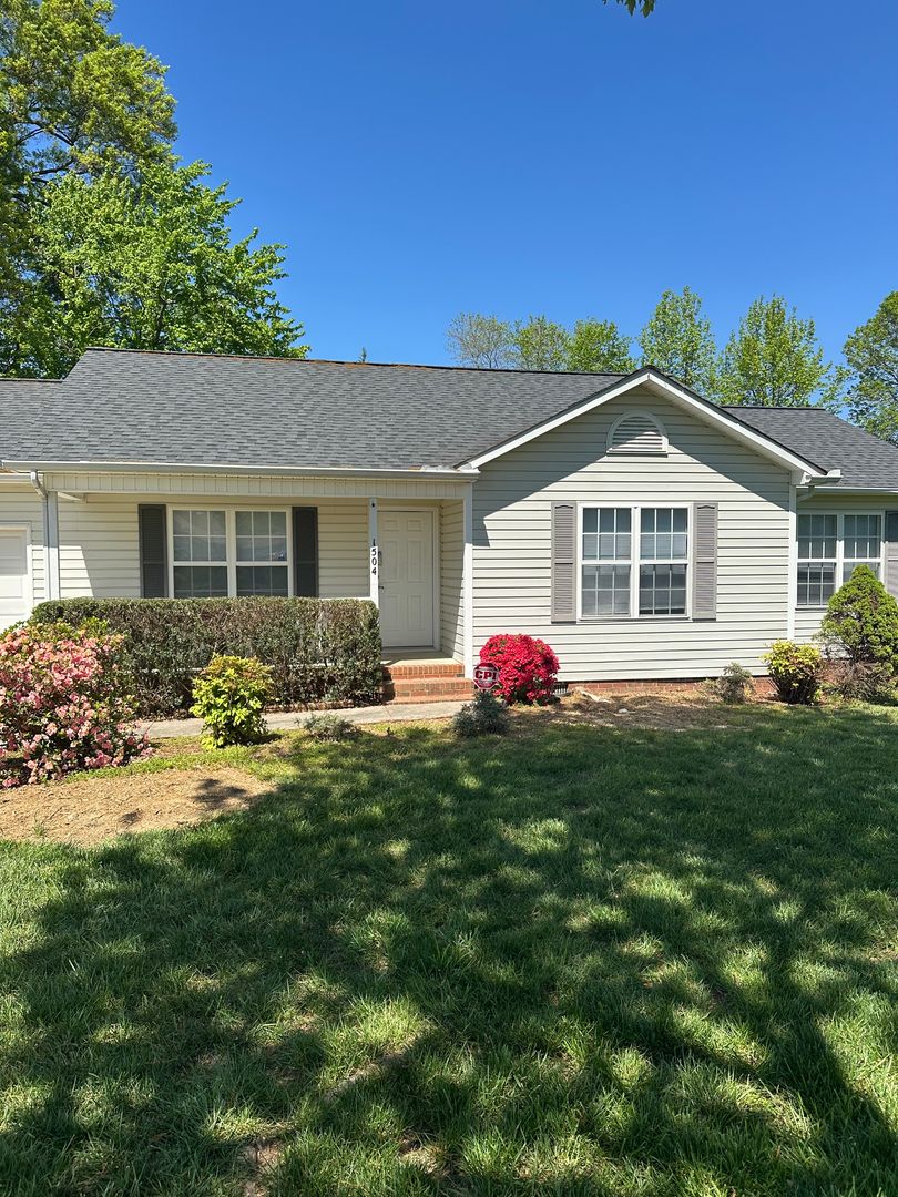 HIGH-POINT House: 1504 MANORA COURT
