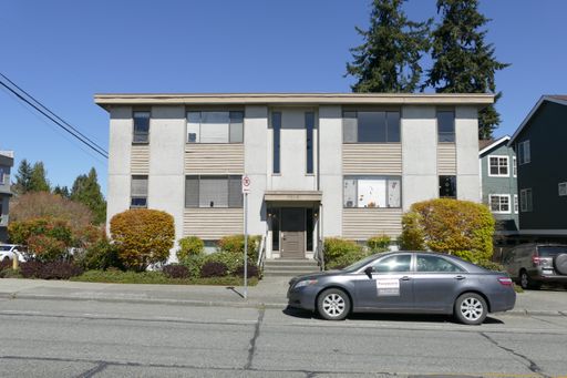 Remodeled - Top Floor - Large - 2 Bedroom, 1 Bathroom - Close to Golden Gardens – photo 1