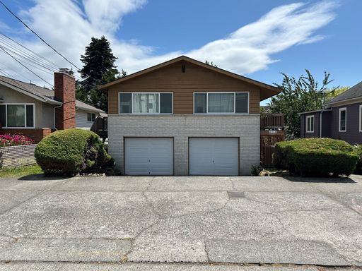 Top Floor - 2 Bedroom, 1.5 Bathroom - Ballard Triplex - Private Garage Parking – photo 1