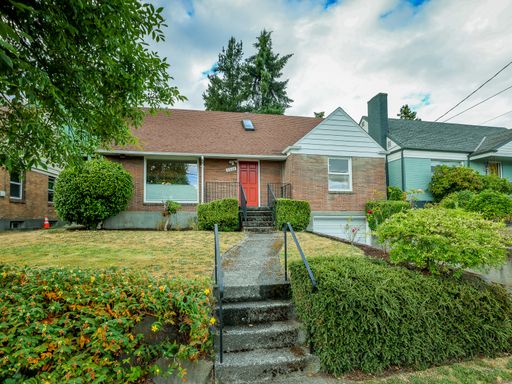 Stunning - Remodeled - 3 Bedroom - 2.5 Bathroom - Home in Sunset Hill – photo 1