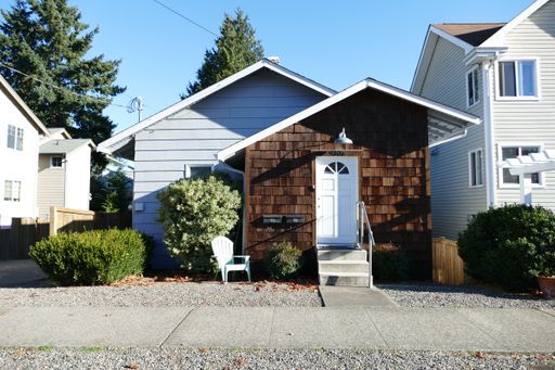 2 Bedroom, 1 Bathroom in Duplex - Parking - Washer and Dryer in Unit – photo 1