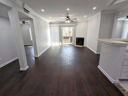 Deluxe Spacious 2+2 Apt has Balcony overlooking Camarillo Street & in-unit laundry