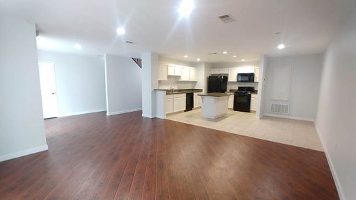 Spacious 2 Brs + 2.5 Baths townhome has 2-car garage, kitchen island and Washer/Dryer – photo 1