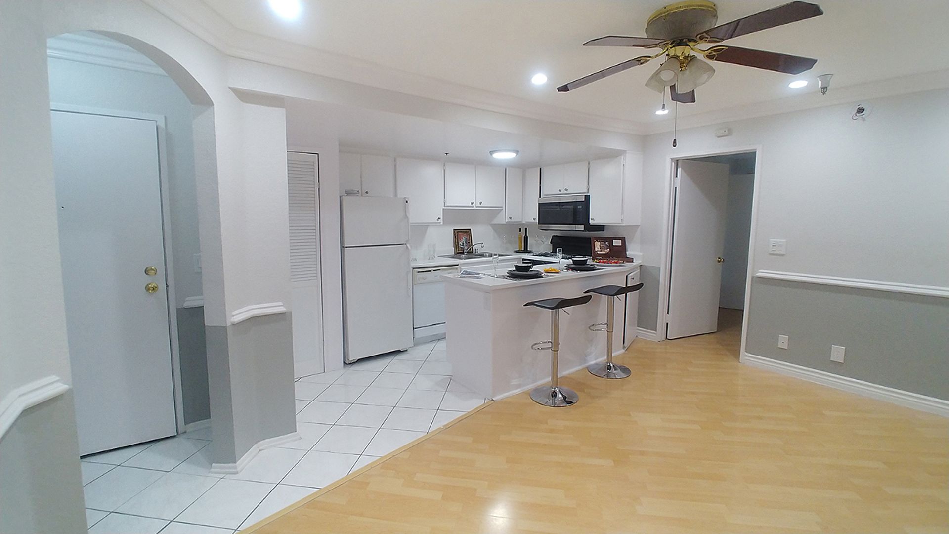 Hollywood Hills Apartment: 2069 N. Argyle Ave.