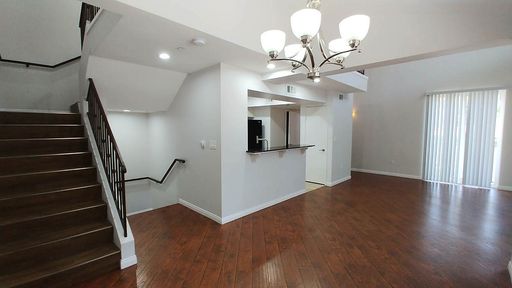 Spacious 3 Brs + 2.5 Baths Townhome, Walk-in closet, Balcony & Washer/Dryer – photo 1