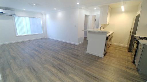 Deluxe Spacious 2 Bedrooms + 2 Baths Apt has Balcony & Washer/Dryer on Beachwood Canyon – photo 1