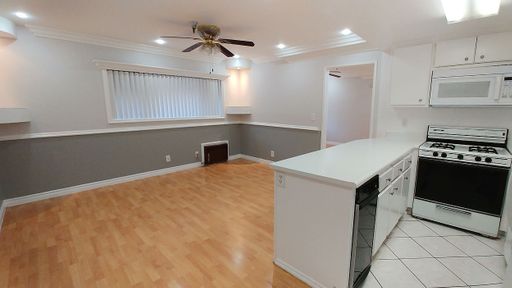 Deluxe 2 Br + 2 Baths Apt with large Walk-in closets overlooking the courtyard – photo 1