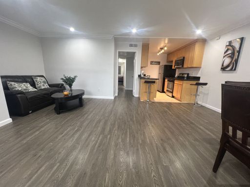 Deluxe 2+2 Apt in Great Location has Granite counters, view & Washer/Dryer