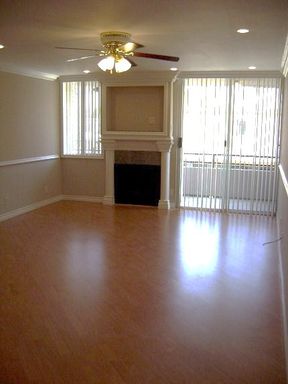 Ultra Deluxe Spacious 2+2 Apt has Balcony, Fireplace and Washer/Dryer – photo 1