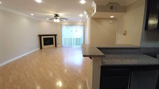 Spacious Deluxe 1 Br Apt with Fireplace, Balcony & Elegant upgrades – photo 1