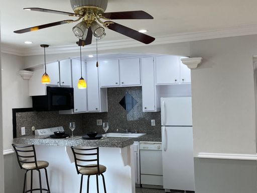 Spacious 1 Bed + 1 Bath Apt with Balcony and View of Downtown L.A. & Griffith Observatory – photo 1