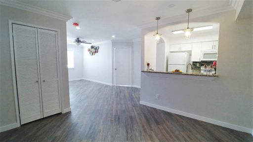 Newly remodeled deluxe 2 Brs + 2 Baths Apt has Granite counters and Washer/Dryer hookups