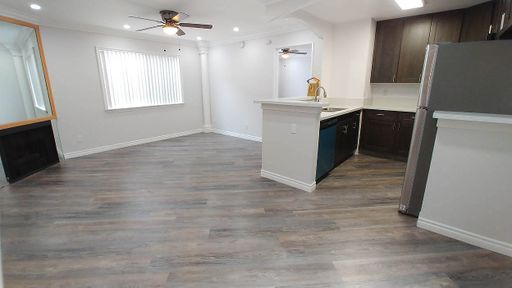 Spacious top floor Apt has Deluxe interiors, Fireplace & Washer/Dryer – photo 1