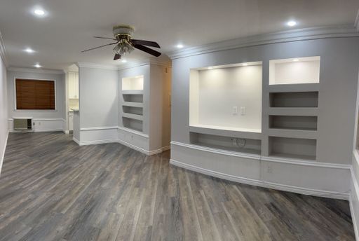 2+1 Deluxe Apt has built-in media center and Stainless Steel appliances