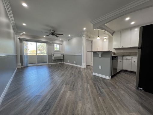 Ultra deluxe 1 Br Apt has Balcony, View, walk-in closet & in-unit laundry