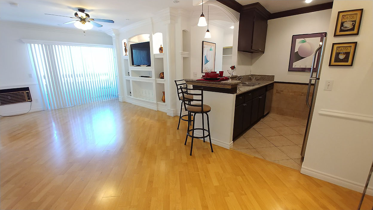 Hollywood Apartment: 6010 Romaine St.