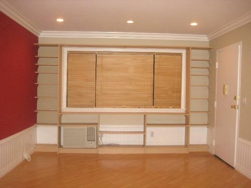 Spacious and spacious Apt with Stainless appliances and Wainscoating