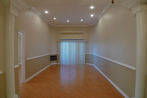 Spacious Deluxe 2+2 Apt has Vaulted ceiling, Balcony, View of Hollywood sign & Washer/Dryer – photo 1