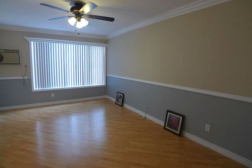 Deluxe Single/Studio Apt w/Built-in Media center and Desk in great location